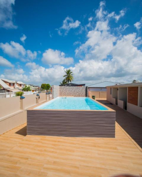 Evasion en plein cœur de la ville T3 Jacuzzis Sauna et piscine au centre de Port-Louis